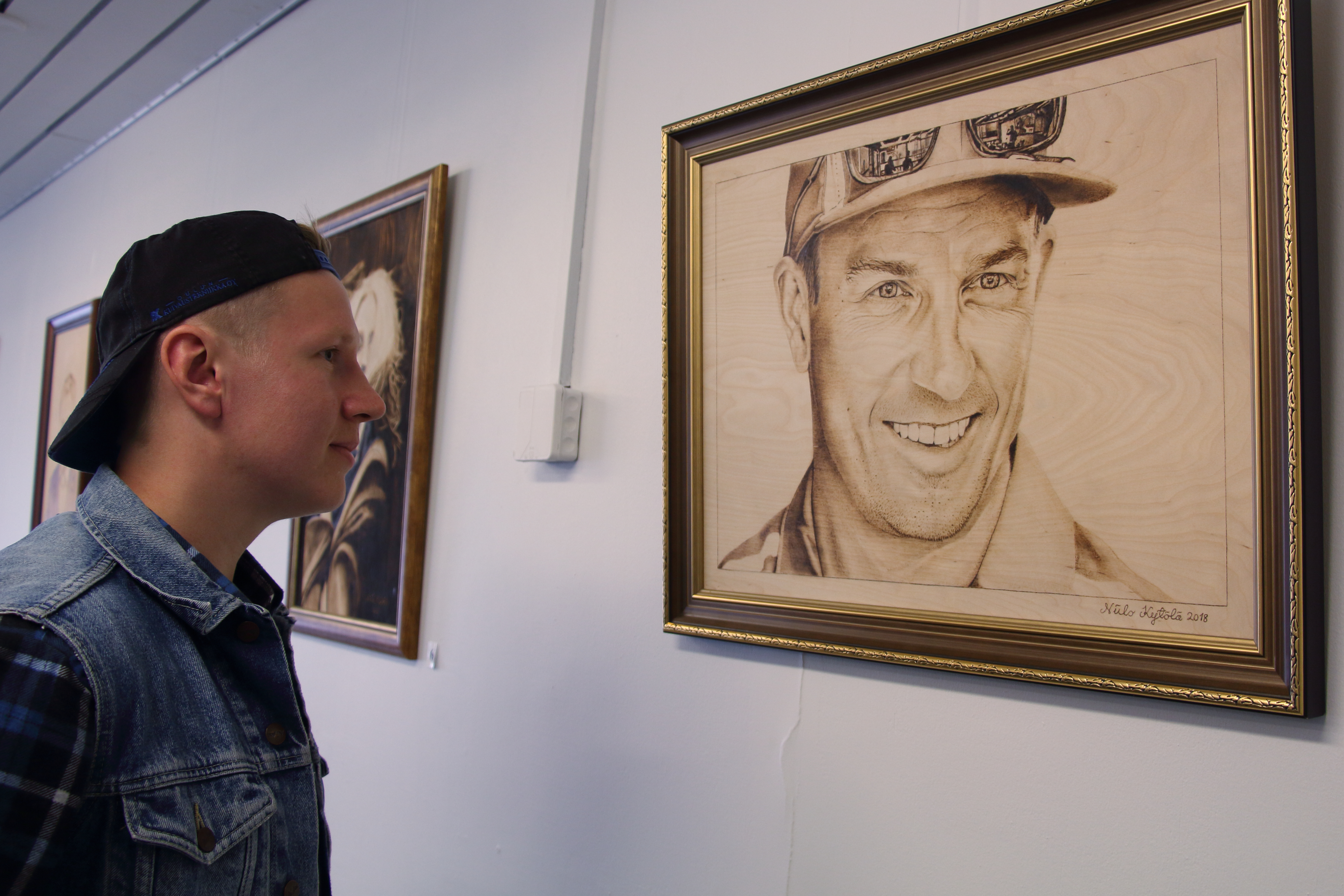 Taiteilija ja Kimi Räikkönen. 