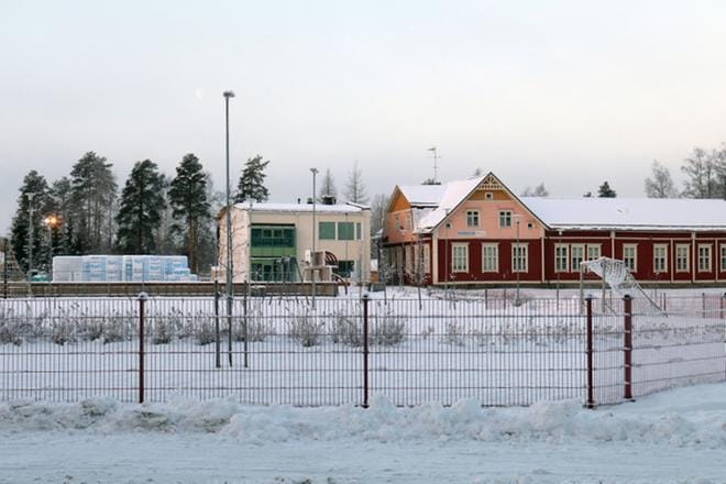 Vasemmalla Kortesjärven puretusta koulukeskuksesta valtuuston päätöksellä säästötavoitteiden takia pystyyn jätetty, terveeksi oletettu osa, jonka jatkoksi uutta on tarkoitus rakentaa. Sen oikealla puolen näkyy vanha, käytöstä poistettu puukoulu. KUVA: ANU NAHKALA