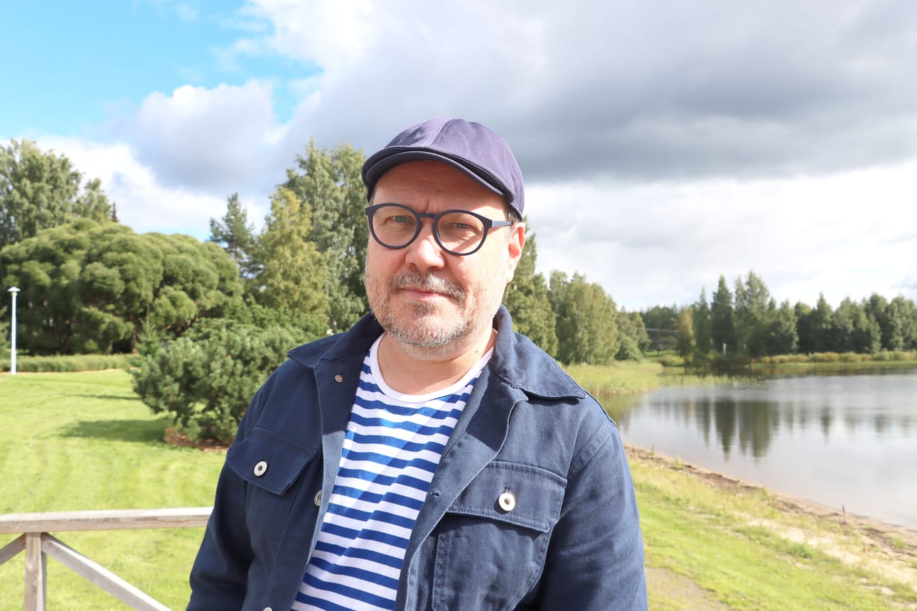 Tasaraitapaidassa Alavudenjärven rannalla oli Tero Järvisestä otettu kuva hänen ensimmäisenä koulupäivänään. Niin tehtiin nytkin.