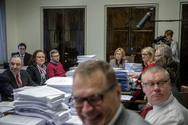 Eduskunnan perustuslakivaliokunta kokoontui tärkeään istuntoon maanantaina puolilta päivin. KUVA: Joel Maisalmi