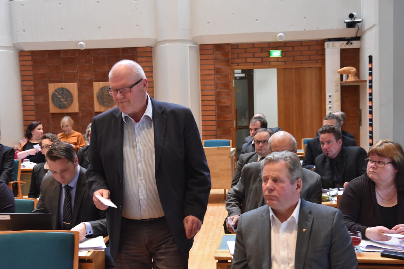 Päiväkodissa on järkevämpää, tuumaili ensimmäiseen valtuuston kokoukseen joutunut Jukka Kihlman (kesk.)