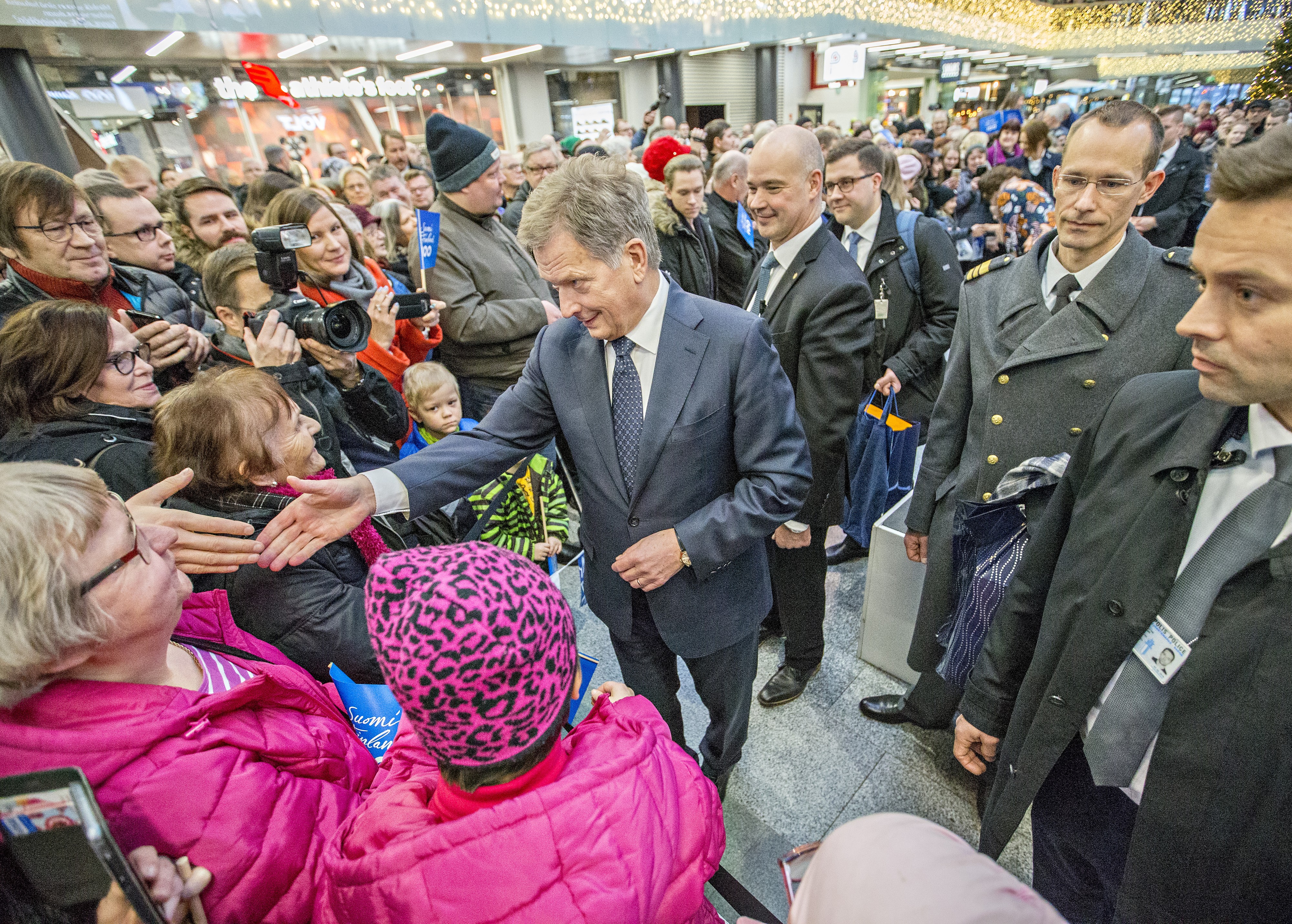 Moni halusi kätellä presidenttiä.