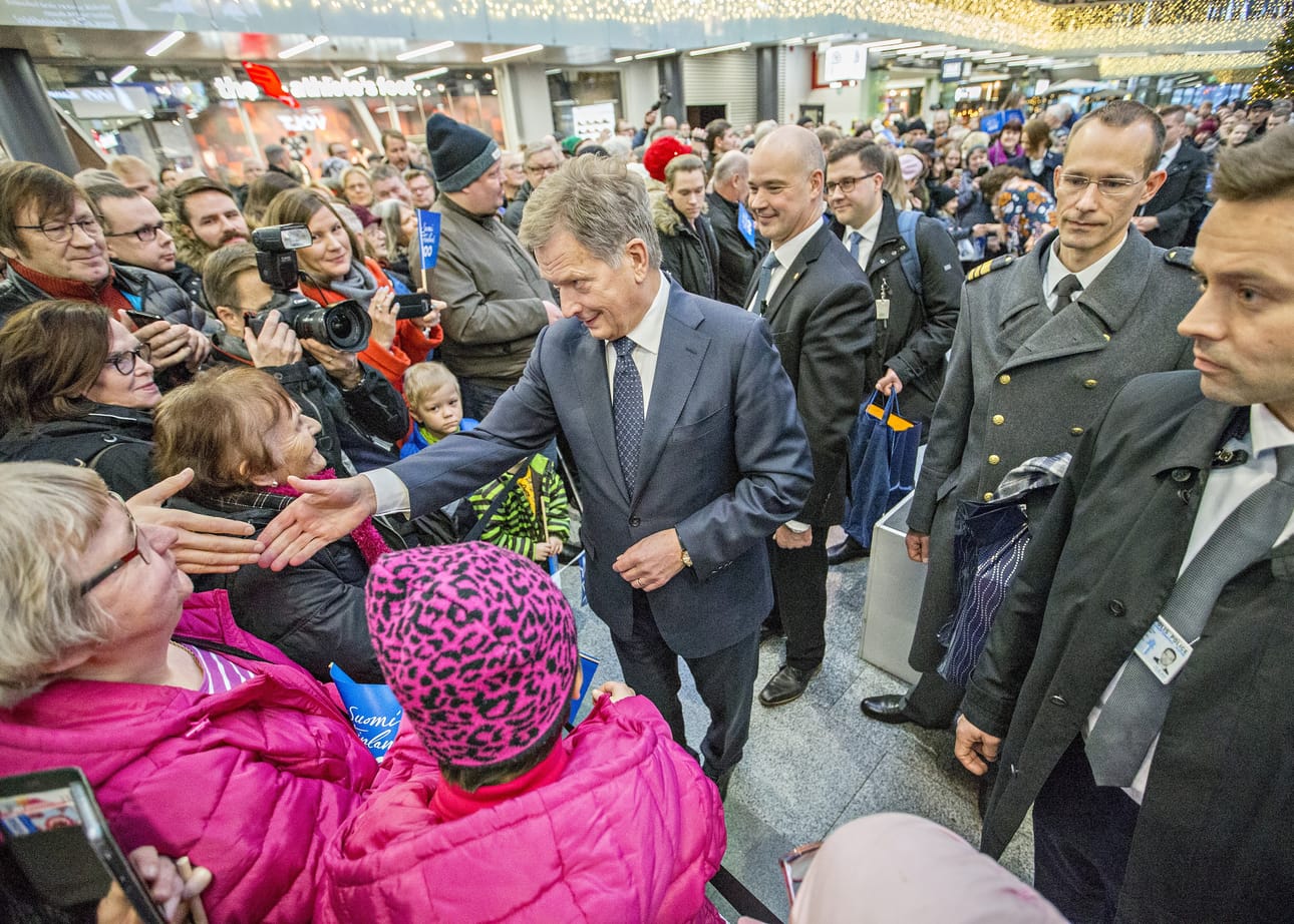 Moni halusi kätellä presidenttiä.