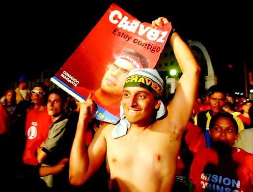 Äänestys ratkaisee, saako Chavez jatkaa virkakautensa loppuun vuoteen 2006. Äänestyksen pitämistä vaati oppositio.