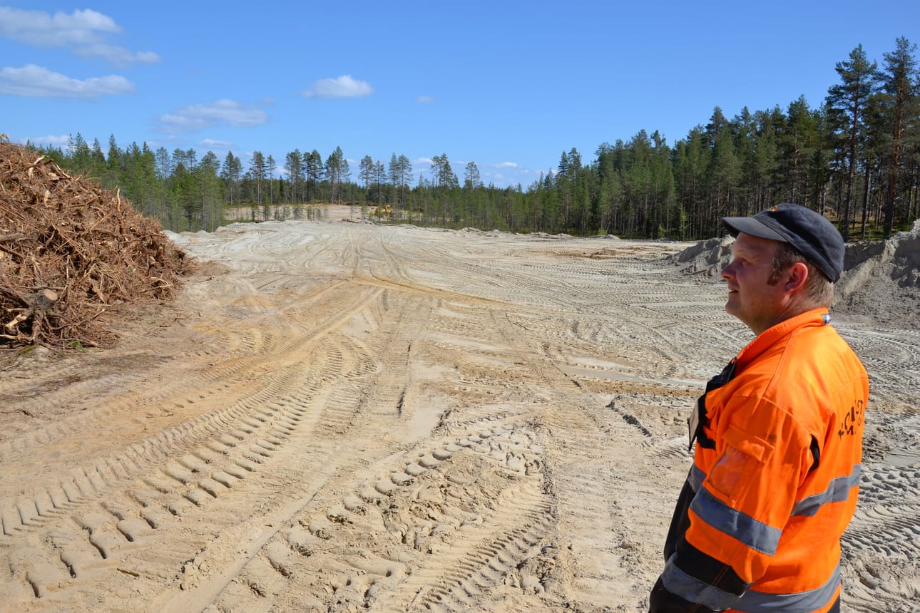 Harjoituslyöntialueelta on pintamaa otettu pois ja kantoja on kertynyt melkoinen keko. Ne haketetaan tässä paikalla, vastaava mestari Vesa Rahkonen kertoo. Taustalla häämöttää väylä numero kaksi.