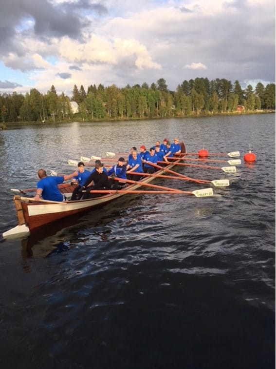 Kestävyyttä on parannettu Pölkyn kirkkoveneellä soutaen.