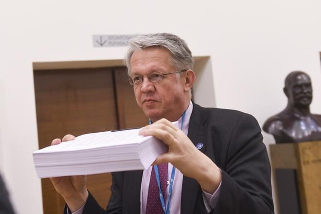 Perhe- ja peruspalveluministeri Juha Rehula (kesk.) esitteli eduskuntakäsittelyssä olevaa sote- ja maakuntalakipakettia ennen täysistunnon alkua. Kuva: Kimmo Brandt/Com.pic.