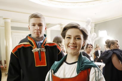 Pudasjärveläinen Olga Oinas-Panuma juhlii ensimmäistä kertaa Linnassa – Hän teki itse valmiiksi äitinsä aloittaman Suur-Iin kansallispuvun