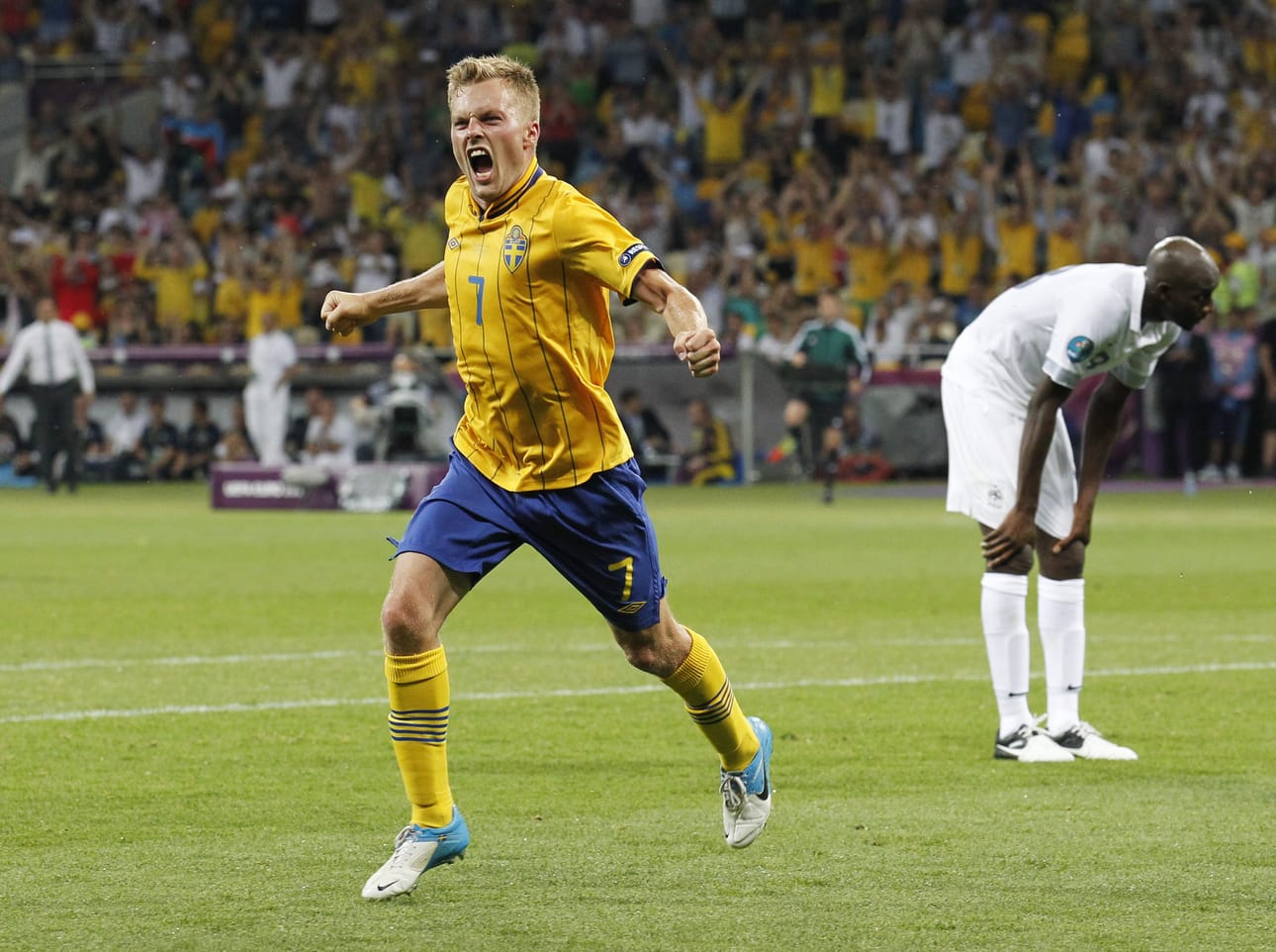 Sebastian Larsson tuulettaa 2-0 maalia.