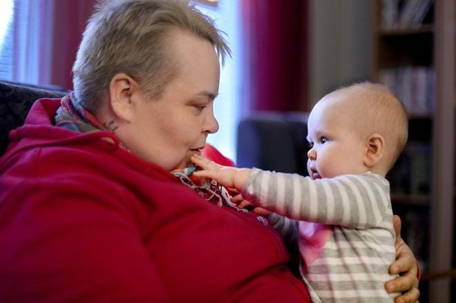 Kauhajokelaisen Miia Hollan tytär Lilja, 8 kuukautta, on herännyt juuri päiväuniltaan. KUVA: HEIKKI HAKANEN