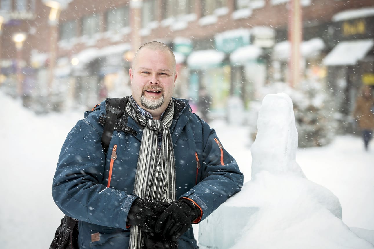 Pasi Haapakoski kertoo laittavansa koulutuksissa itsensä likoon niin, että aina koulutuspäivän jälkeen iskee armoton päänsärky. Stand up -lavalla päänsäärkyä ei tule, mutta esiintymistä kirittää valtava paniikinomainen jännitys.