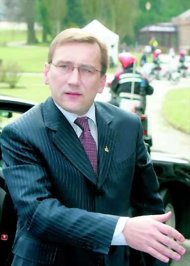 Oshin kaupungin valtaaja. Mielenosoittaja kantaa presidentti Askar Akajevin kuvaa kuvaa.