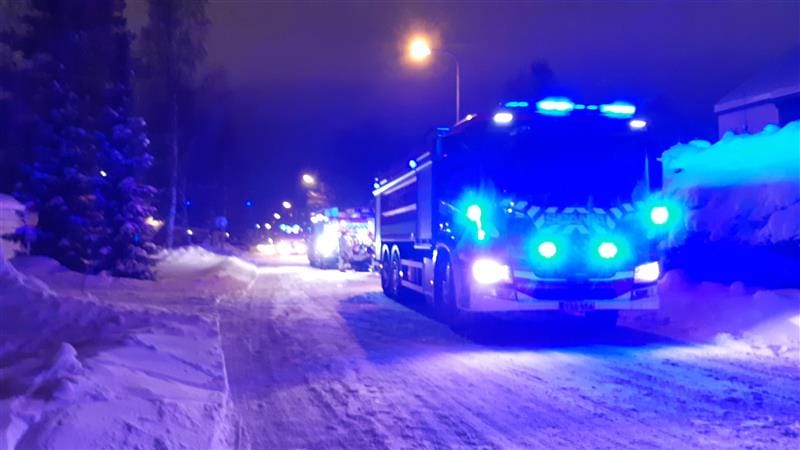 Keponkadulla oli tiistaina illalla jälkisammutustyöt meneillään.