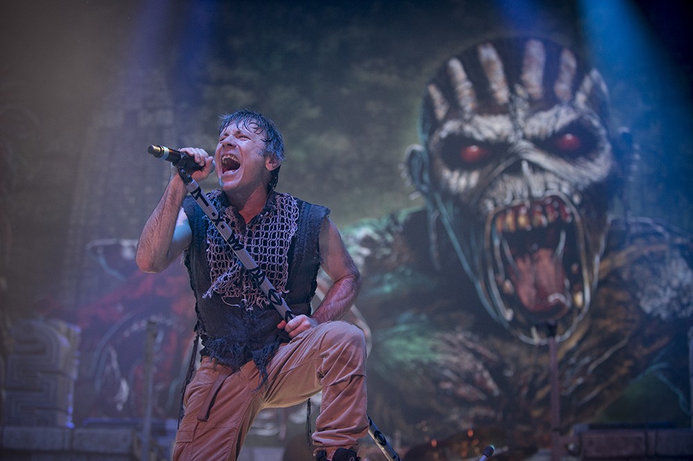 Bruce Dickinson Iron Maidenin The Book Of Souls -kiertueella Yhdysvaltain Tulsassa helmikuussa 2016. Taustalla yhtyeen pitkäaikainen sympaattinen maskotti, Eddie.