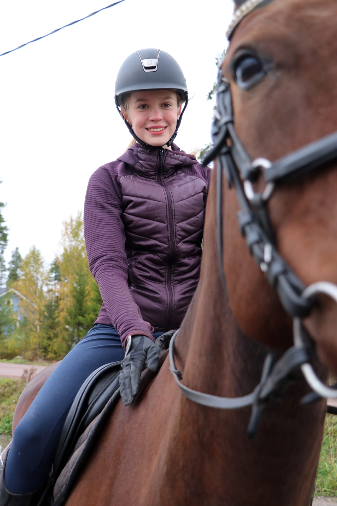 Janina Soronen ratsastaa myös kookkaalla risteyshevosellaan Onnilla.