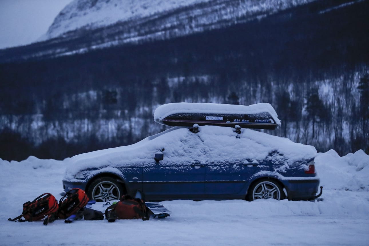 Kadonneille hiihtöjille kuulunut auto on löydetty tunturin läheisyydestä.
