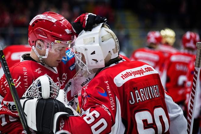 Jesse Paukku (vas.) ja Mika Järvinen päättivät vaikean kauden voittoon.