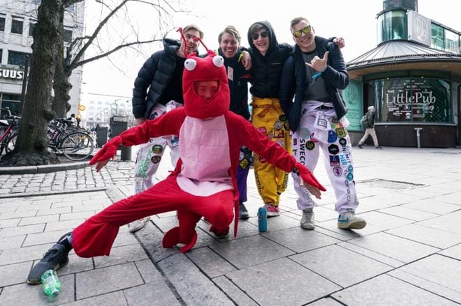 Helsinkiläinen Onni-Mithra Ingus toimi rapuasussaan olympialaisjoukkueen maskottina torilla. Inguksen Vaasassa opiskelevat kaverit olivat tulleet paikan päälle kannustamaan häntä. KUVAT: SAMPPA TOIVONEN