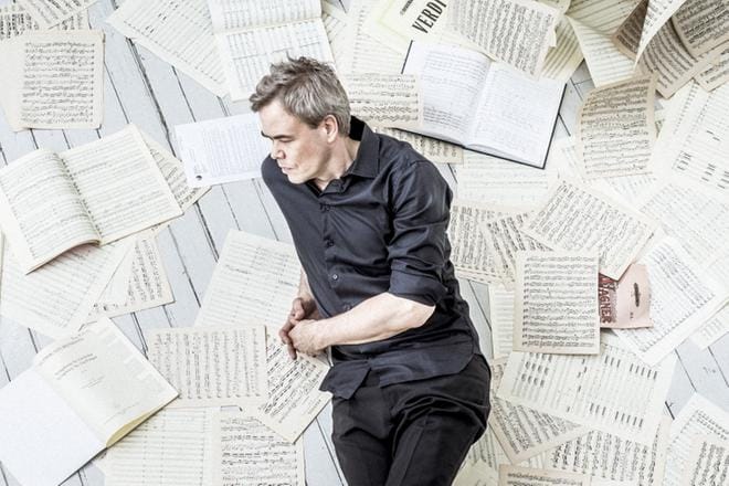 Radion sinfoniaorkesterin ylikapellimestarin Hannu Linnun mukaan sinfoniaorkesteri soveltuu hyvin konkreettisen musiikin soittamiseen, sillä soitinvalikoima ja -tekniikat ovat niin laajat. – Sinfoniaorkesterilla saa edelleen sellaisia efektejä, joita ei pysty sämpläämään tietokoneella. KUVA: VEIKKO KÄHKÖNEN