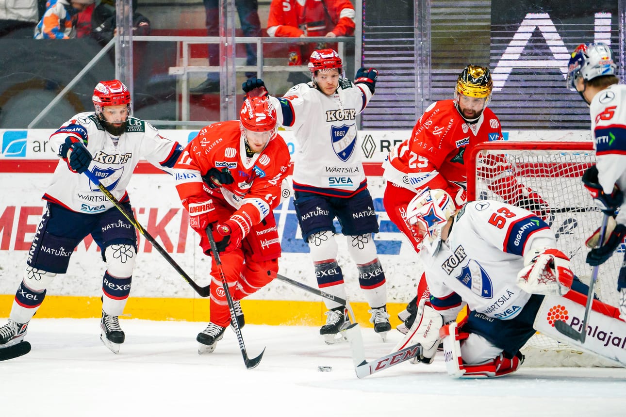Niilo Halonen (oik. edessä) on ollut tuttu näky HIFK:n maalilla. Nyt hän on siirtynyt Vaasan Sportin riveihin. Arkistokuva.