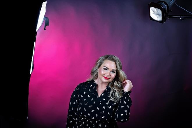 Riina Koskinen saa säännöllisesti palautetta ulkonäöstään. – Se näkyy, kun nainen on sinut itsensä kanssa, ja se on mielestäni kaunista. KUVA: TOMI KOSONEN