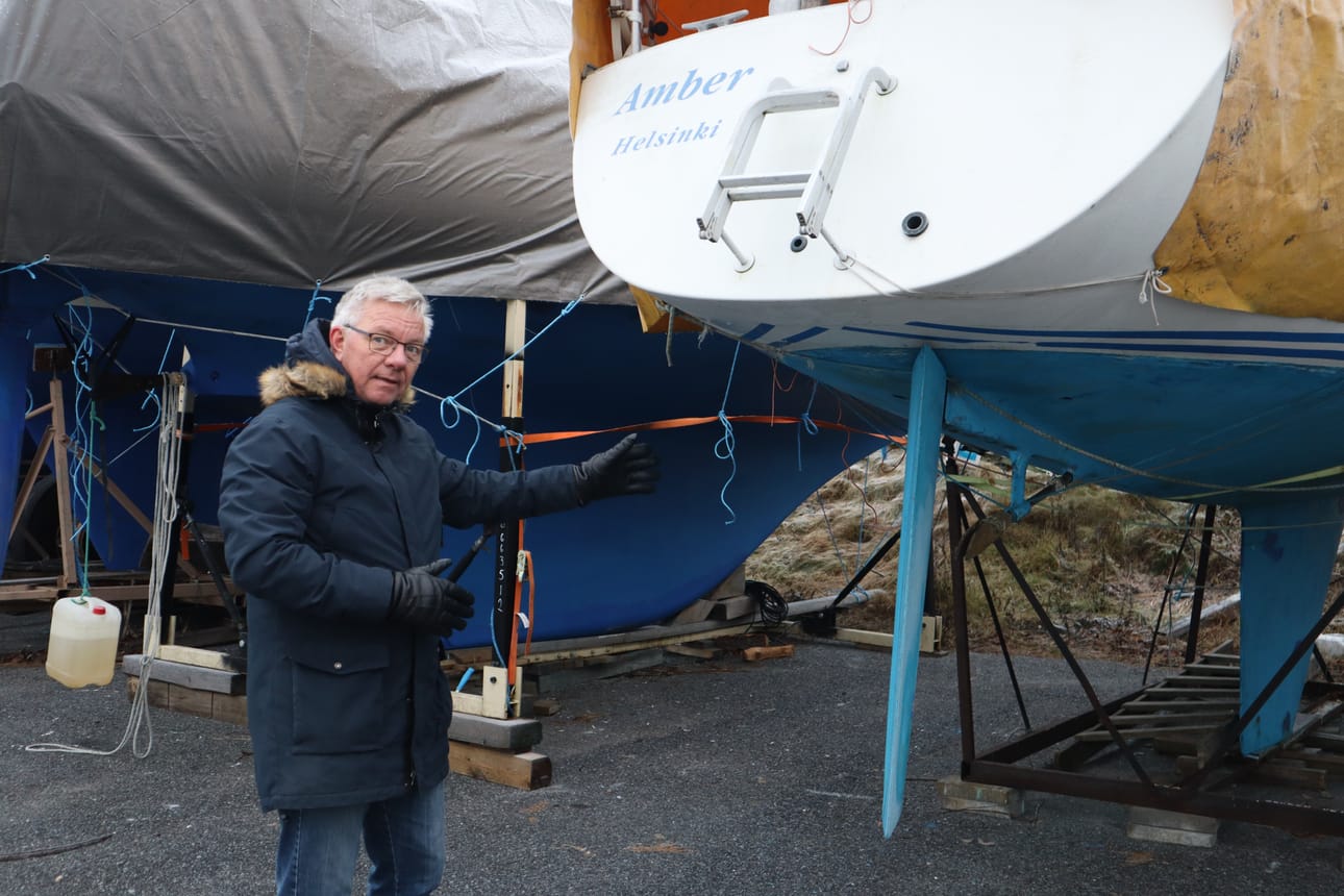Koulutusvenettä esittelevän Jari Pakkasen mukaan uudella kurssilla purjehduskokemusta ei tarvitse olla etukäteen. Talviteloilla oleva vene lasketaan vesille yhdessä kurssilaisten kanssa.