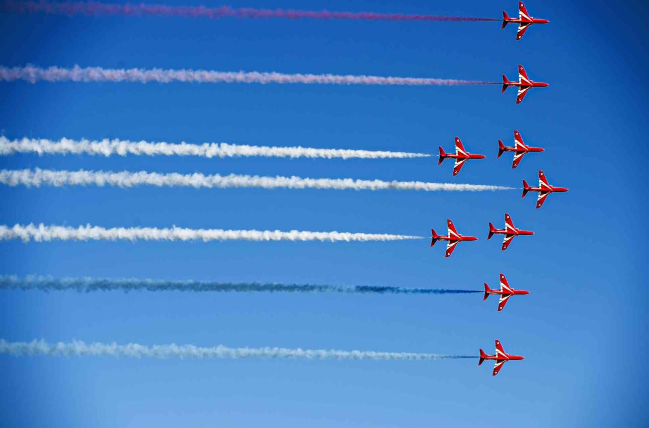 Red Arrows Kaivopuiston lentonäytöksessä Helsingissä 9.6.2017.