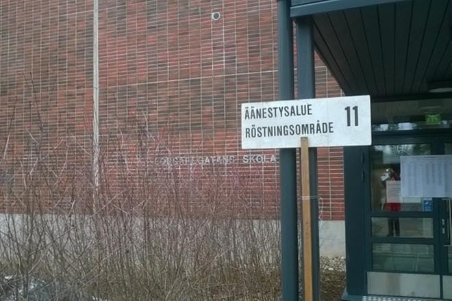 Etyjin tarkkailijat kävivät Porvarinkadun koulun äänestyspaikalla. Kuva: Anne Laurila