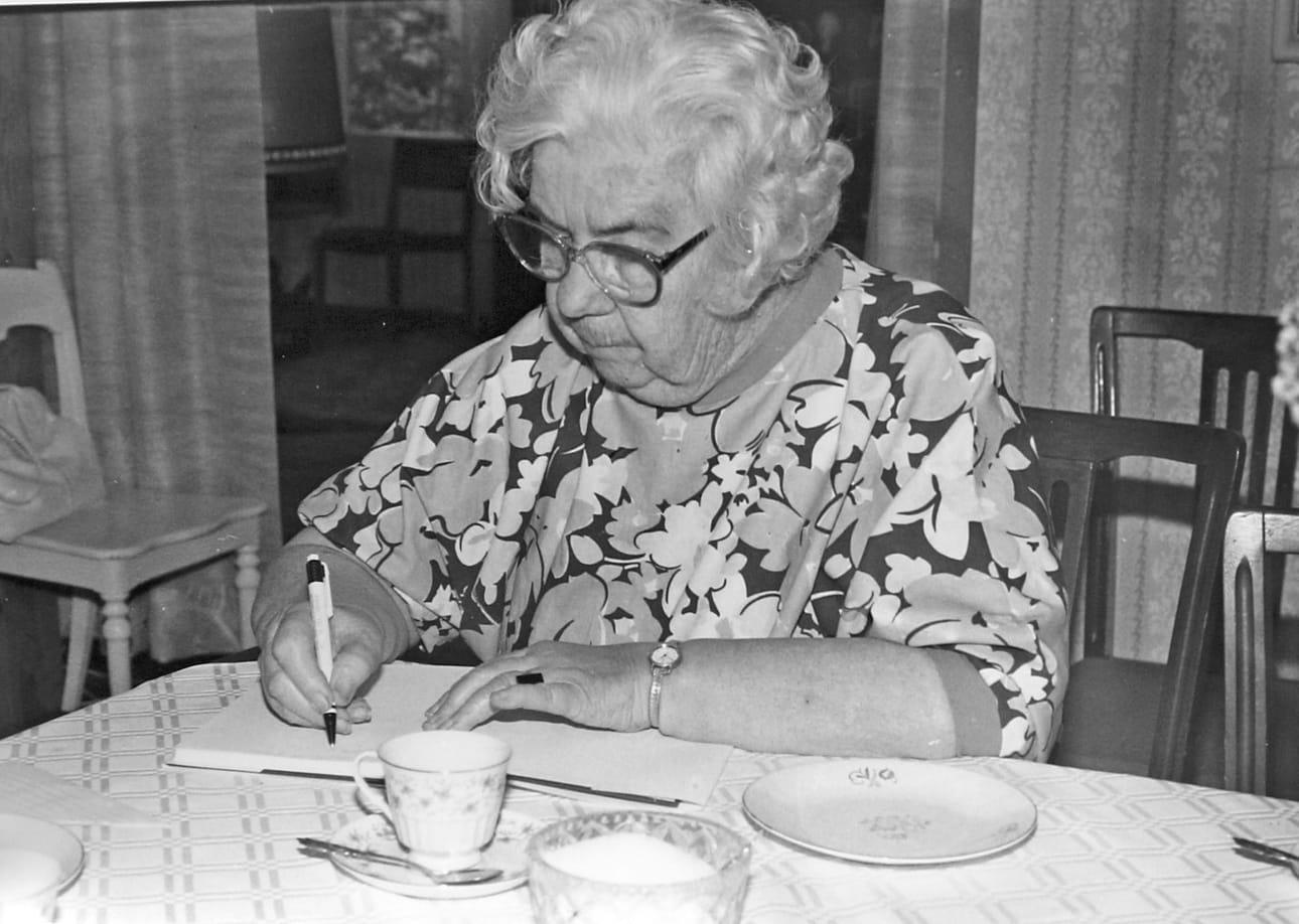Iines Myllyojan tunnisti viime viikon Mitä ihimettä -kuvasta moni oulunsalolainen ja lakeudella asuva. Kuvassa hän signeeraa toimittajalle kirjaansa kotonaan Oulunsalossa.