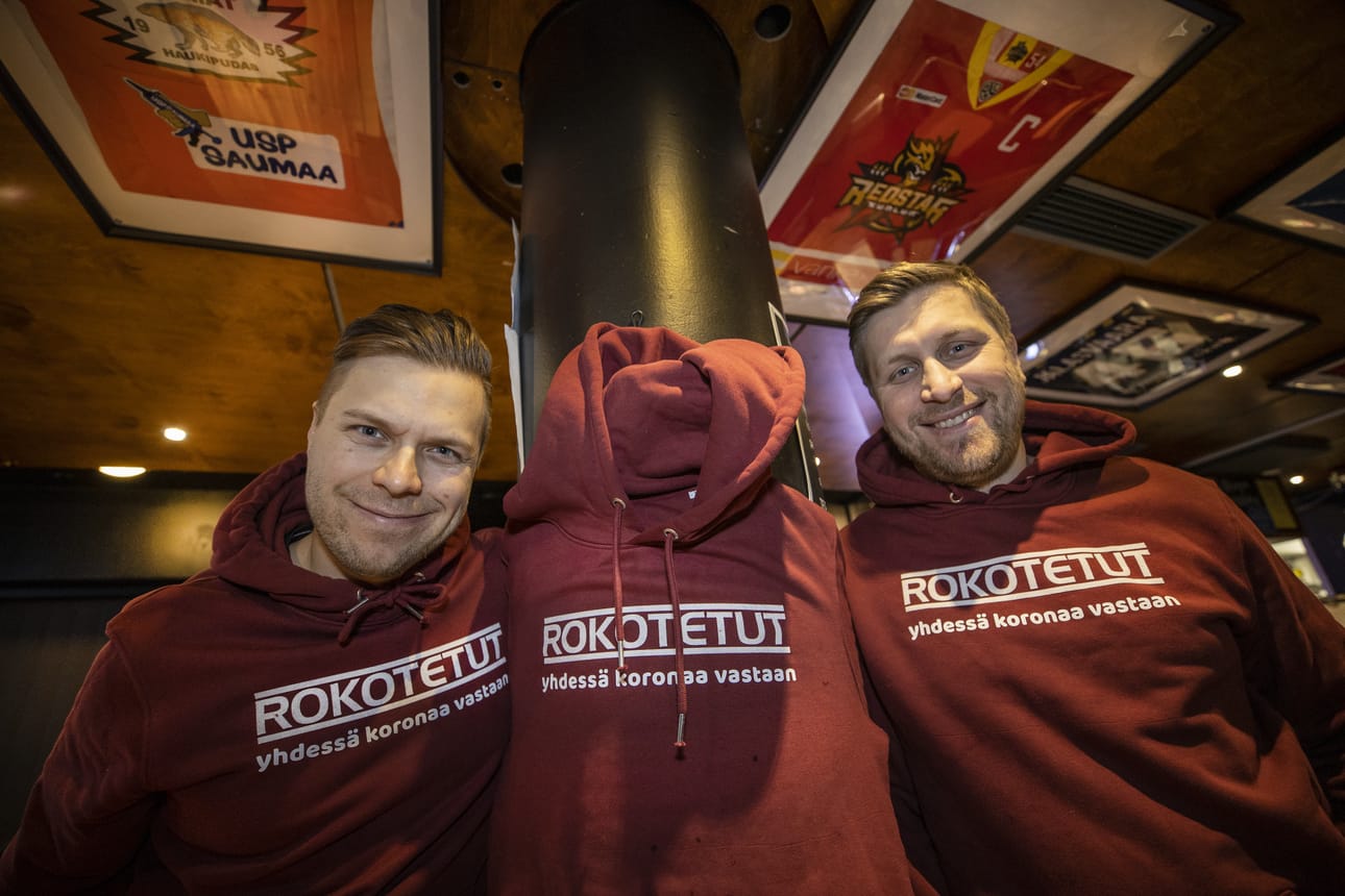 Miika (vas.) ja Matias Huikari edellyttävät etenkin poliitikoilta selkeitä sanavalintoja koronarokotuksen puolesta.
