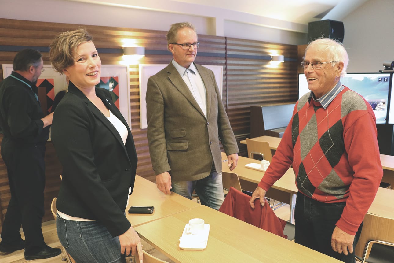Sari Honkanen, Markku Maikkola ja Kalevi Tönkyrä kiiruhtivat ely-keskuksen infoon ja sieltä takaisin lautalle. - Raippaluodon silta toi saarelle paljon positiivisia vaikutuksia ja elinvoimaa, muistutti Hailuodon teknisen lautakunnan puheenjohtaja Sari Honkanen.
