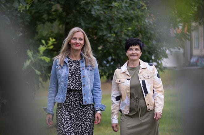 Media-assistentti Kati Kossila ja mediamyyjä Mirva Perälä ovat iloisia kaupunkilehden uudistumisesta. Uudessa Vaasassa ilmoitukset erottuvat aiempaa paremmin. Kuva: Jarno Pellinen