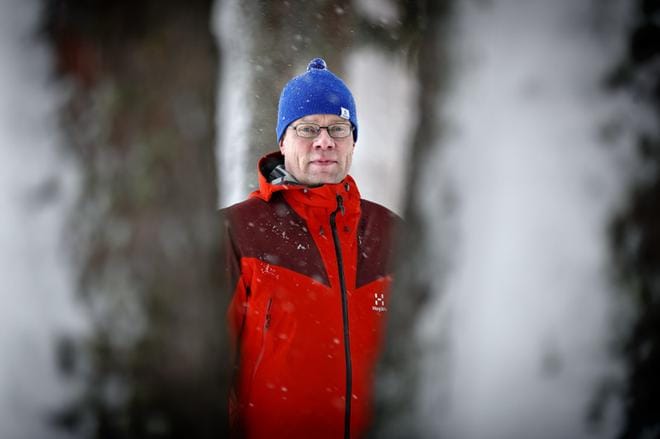 Kaupunginjohtaja Vesa Koivunen kertoo, että metsäsuksilla hiihdetään joko umpihangessa tai moottorikelkkauralla. ARKISTOKVUA: TOMI KOSONEN