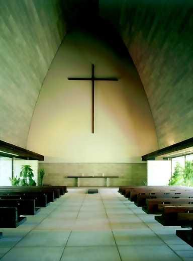 Karua mutta runollista. Pekka Pitkäsen Pyhän ristin kappelissa (-67) vallitsee askeettinen tunnelma.