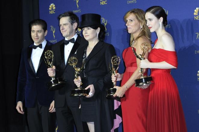 The Marvelous Mrs. Maisel oli Emmy-gaalan komediasarjan juhlituin tapaus. Tekijäjoukko asettautui ansaittuun yhteiskuvaan. KUVA: EPA/NINA PROMMER