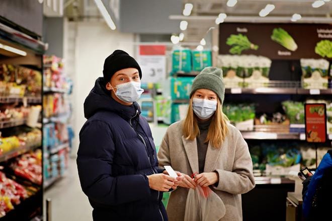 Ville Helanen ja Moona Palo kertovat, että syövät enimmäkseen kasvisruokaa, vaikka kumpikaan ei ole varsinaisesti kasvissyöjä. Torstaina päivällä ostoskärryssä oli muun muassa passionhedelmiä ja munakoisoa.