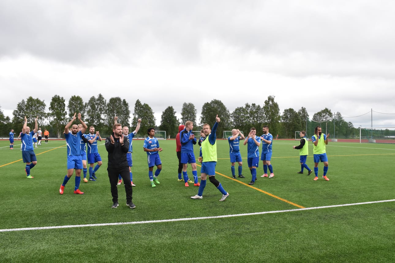 FC PaKan joukkue kiitti kannattajiaan voitokkaan ottelun jälkeen.