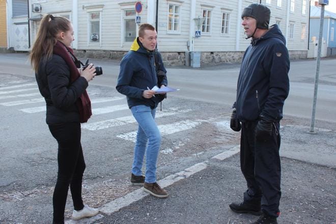 Kristiinalaiset lukiolaiset Janika Leppäkangas ja Valtteri Ranta suorittivat Suupohjan Sanomien tehtävää. Heidän kohteekseen lupautui Kari Mäntylä Kristiinasta. KUVA: MINNA ZILLIACUS