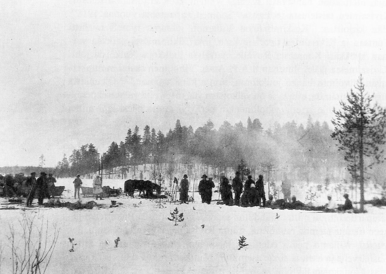 1918-20 Petsamon, Sallan ja Kuusamon suuntien sotatoimien lisäksi Pudasjärven miehiä otti osaa myös Uhtuan taisteluihin. Mukana olivat mm. Pudasjärven tuleva kirkkoherra Arvi Sorri ja kauppaneuvos Janne Rajamaa. Vienan valtaus innosti myös aikansa aatteellista sivistyneistöä. Kuvassa Uhtualla ratsun selässä kirjailija Ilmari Kianto. Kuvan otti kansatieteilijä Samuli Paulaharju.