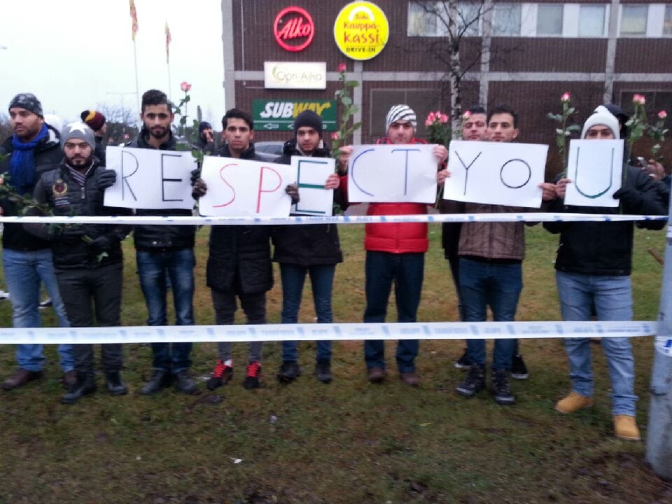 "Respect you", lukee turvapaikanhakijoiden viestissä, "Kunnioitusta teille".