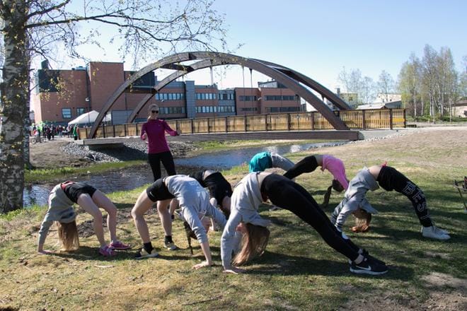 Kauhajoen naisvoimistelijoiden 12–15-vuotiaiden joukkue Freesiat teki ison sillan viereen malliksi omat pienet sillat. Tyttöjä ohjasi valmentaja Maaret Strang. KUVAT: JORMA HAVULA