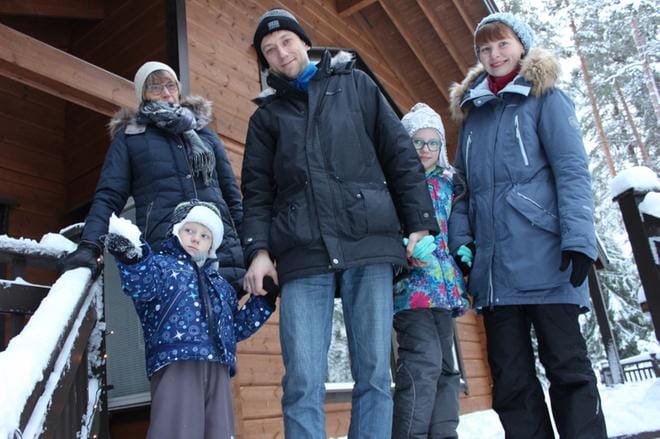 Pakkaslumestakin saa kelpo lumipallon, näyttää Vladimir Fateev Katriina Hyvölälle sekä Sergey Fateeville ja Mariya ja Alina Fateevalle. KUVA: REIJO HEIKKILÄ