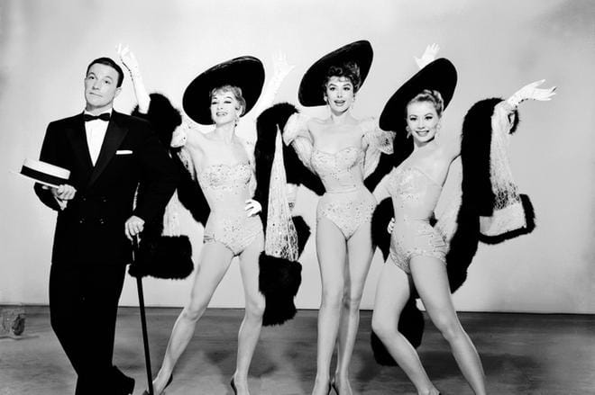 Suomalainen Taina Elg (toinen vas.) tunnetuimmassa elokuvassaan Tytöt. Kuvassa myös Gene Kelly (vasemmalla), Elgin jälkeen Kay Kendall ja Mitzi Gaynor. KUVA: