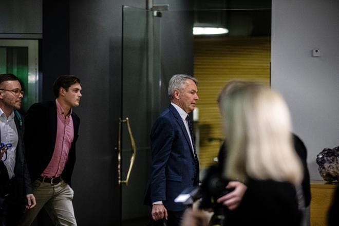 Toimitusministeristön ulkoministeri Pekka Haavisto saapui vihreiden eduskuntaryhmän ja puoluevaltuuskunnan yhteiskokoukseen. KUVA: Joel Maisalmi