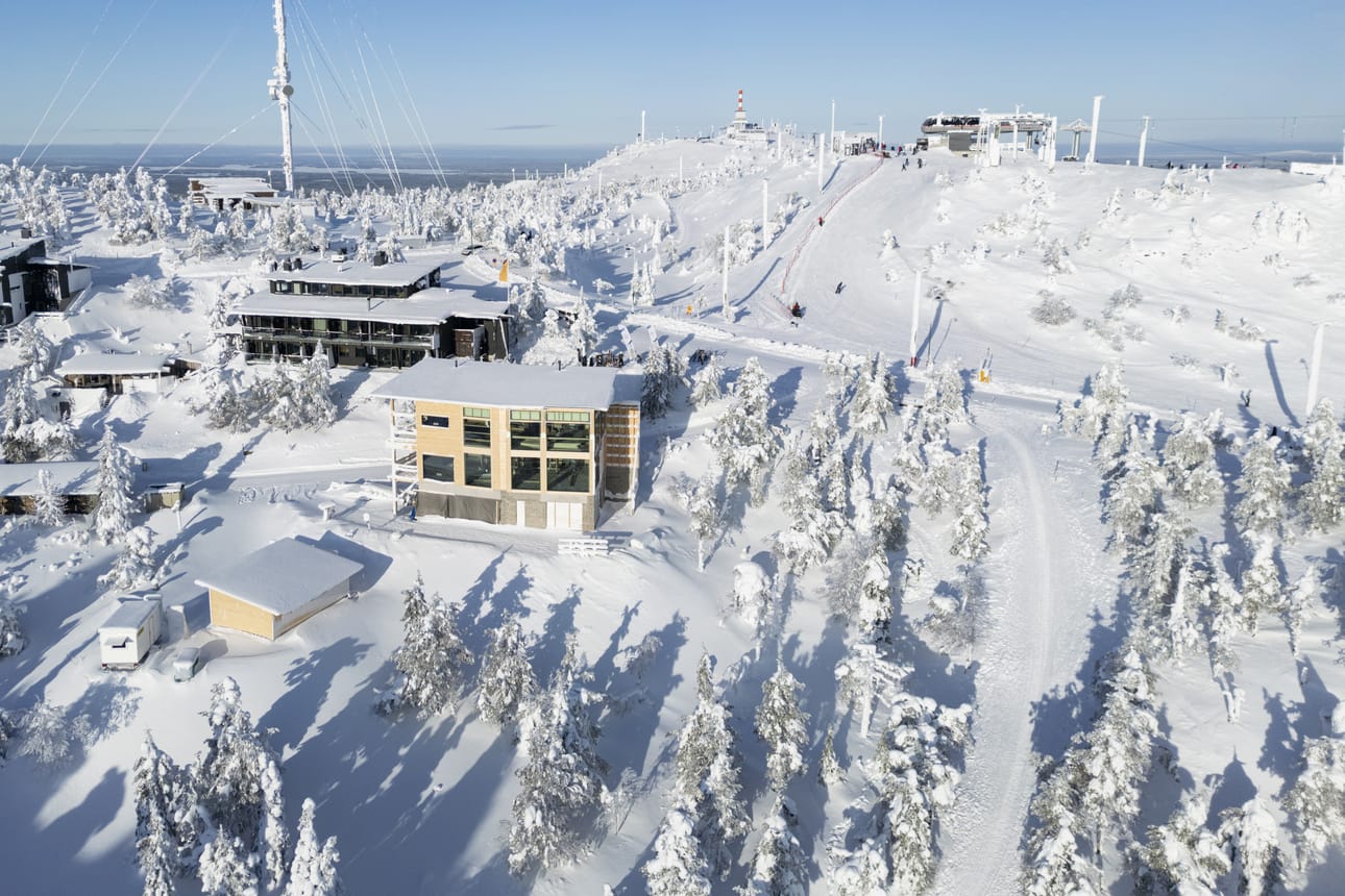 Rukalla keskeytetty rakennustyömaa sijaitsee ravintola Ruka Peakin naapurissa. Keskeneräinen vapaa-ajan rakennus erottuu maalaamattomana ympäristöstä. Kuva on helmikuulta 2026.