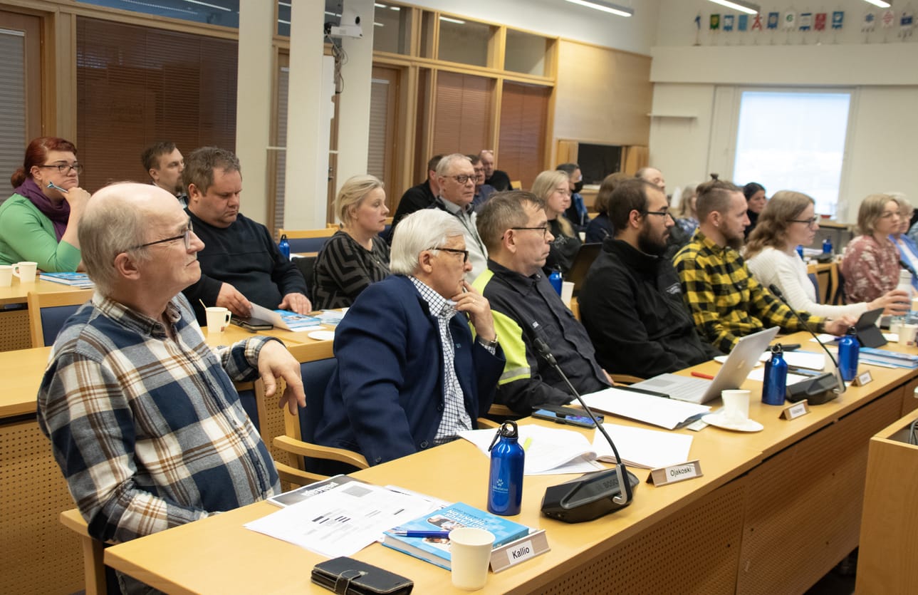 Siikalatvan kunnanvaltuustossa vieretysten istuvat Seppo Kallio, Ilmari Ojakoski ja Tero Väisänen kertoivat Siikajokilaaksolle edustamiensa valtuustoryhmien äänenä näkemyksiään Tuohisentteriin liittyvien asioiden käsittelystä kunnan johtavissa luottamuselimissä.