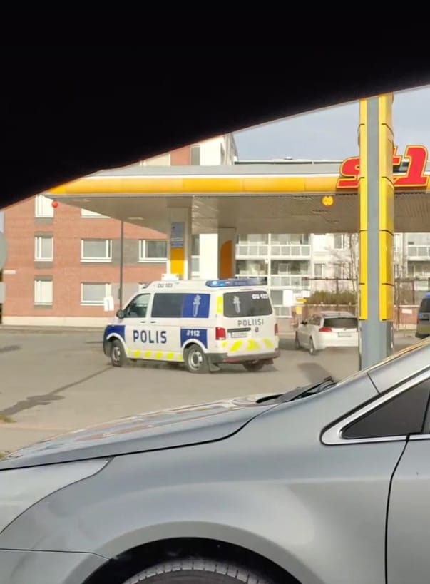 Kalevan lukijan lähettämässä videossa näkyy, kuinka kuvassa keskellä näkyvä valkoinen auto kaahaa Limingantien St1 huoltoaseman pihan läpi useat poliisit perässä. Kuvakaappaus videolta.