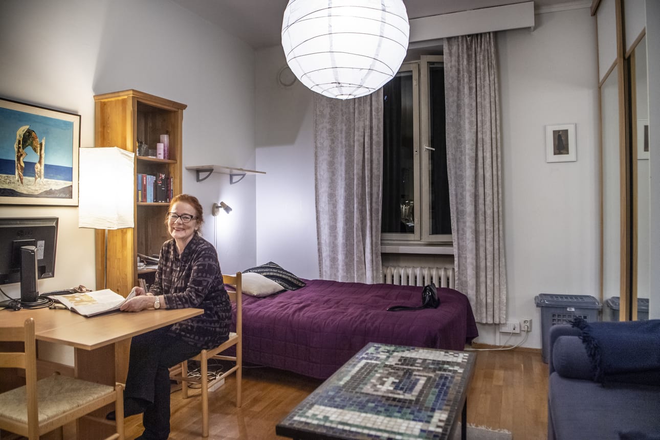 Pikkuyksiöön mahtuu sekä sänky että levitettävä sohva. Tuija Arina-Sundelin kertoo, että koko nelihenkinen perhe yöpyi siellä, kun lapset olivat pieniä. Ruokapöydän päällä on hänen isänsä Seppo Arinan maalaama taulu.