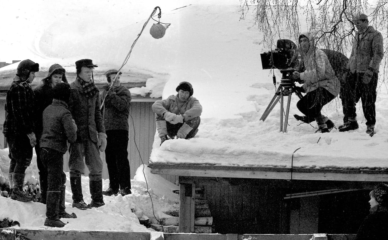 Paavo Rintalan oululaisaiheisen romaanin Pojat erästä kohtausta filmataan Haikalan perikunnan pihalla. Elokuvan ohjasi Mikko Niskanen. Kuva vuodelta 1962.