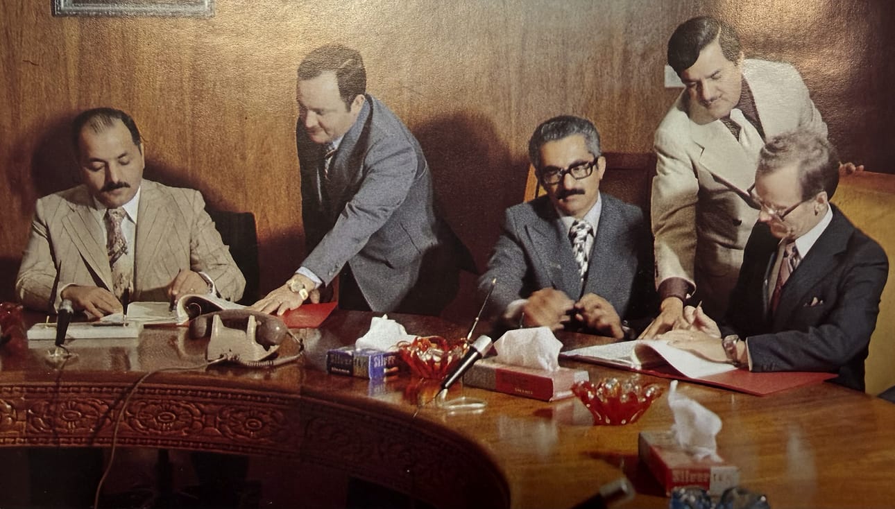 Seppo Hautala (oik.) allekirjoittamassa urakkasopimusta Irakin Bagdadissa lokakuussa 1978.